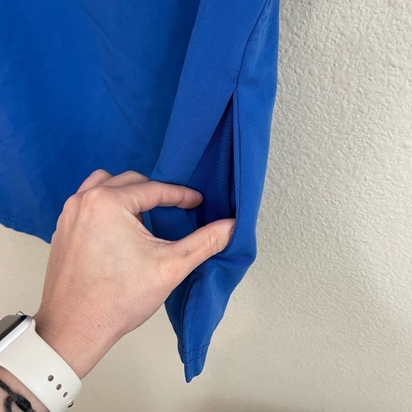 Jaanuu Women's 3-Pocket Split Crewneck Short Sleeve Scrub Top Royal Blue Small - Picture 8 of 8